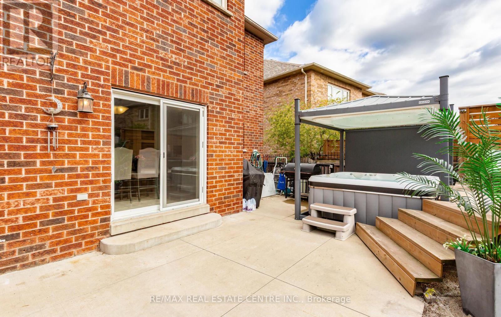 26 Saint Hubert Drive, Brampton, Ontario  L6P 1V7 - Photo 7 - W12506454