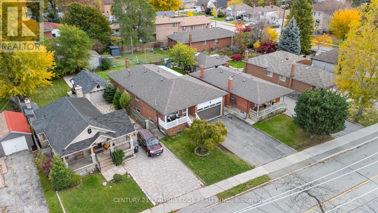 27 Murray Road, Toronto, Ontario  M3K 1T3 - Photo 4 - W12506546