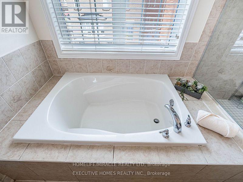 1 Orangeblossom Trail, Brampton, Ontario  L6X 3B4 - Photo 17 - W12499380