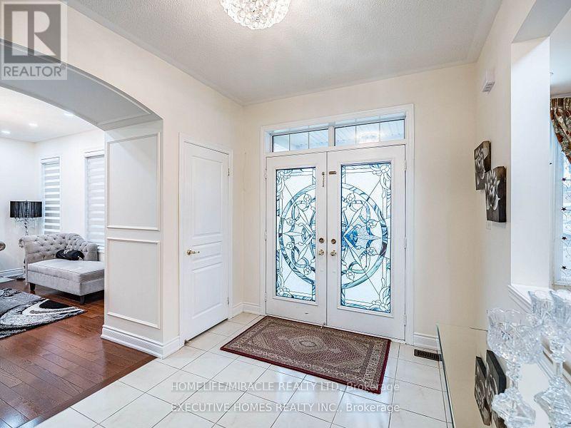 1 Orangeblossom Trail, Brampton, Ontario  L6X 3B4 - Photo 3 - W12499380