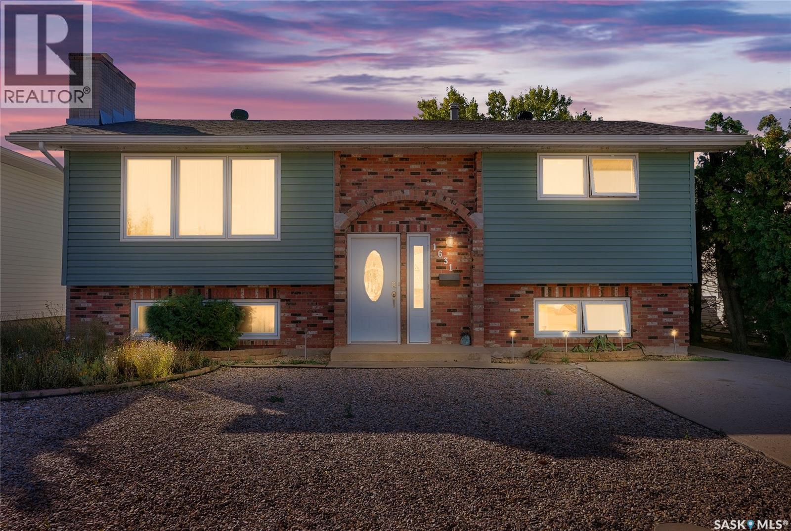 1631 Glendale Street, Moose Jaw, Saskatchewan  S6K 1A9 - Photo 2 - SK022203