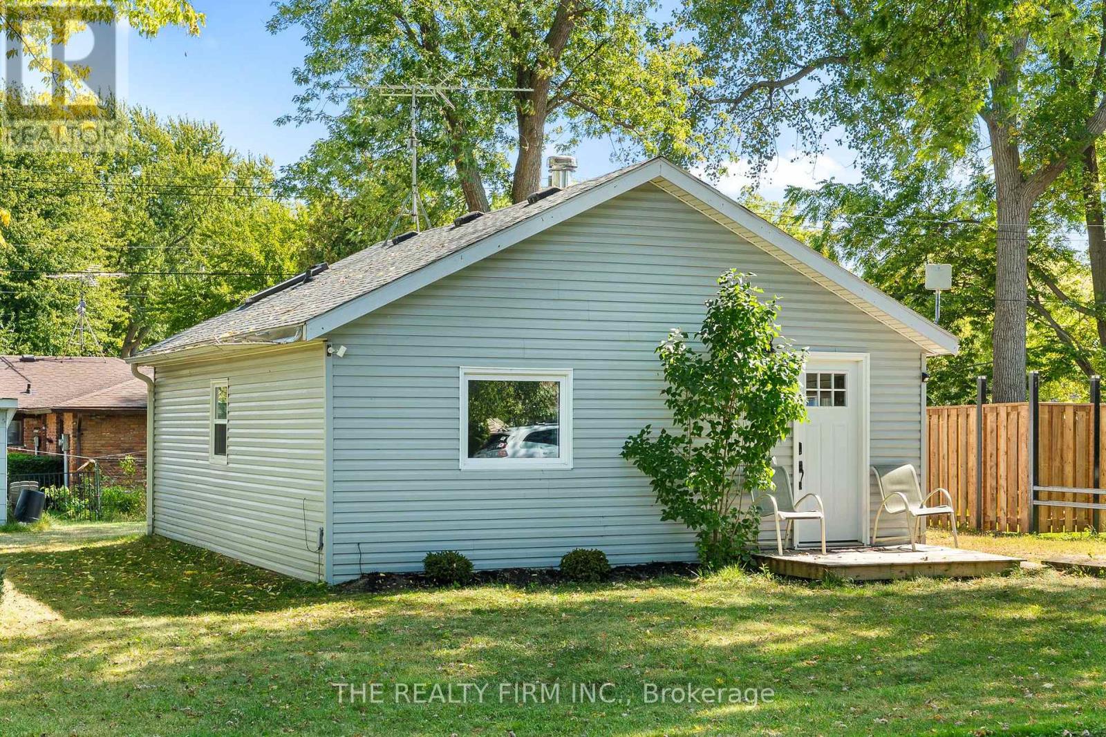 144 Lincoln Court, Essex, Ontario  N0R 1G0 - Photo 2 - X12506968