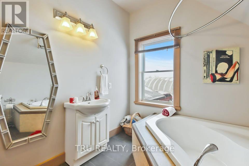 13109 County Rd 3, North Dundas, Ontario  K0C 2K0 - Photo 16 - X12507068