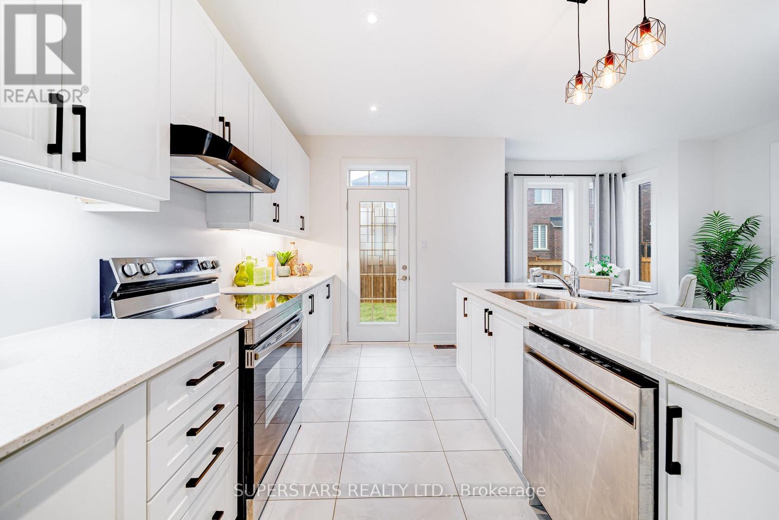 143 Kenneth Rogers Crescent, East Gwillimbury, Ontario  L9N 0S1 - Photo 4 - N12506930