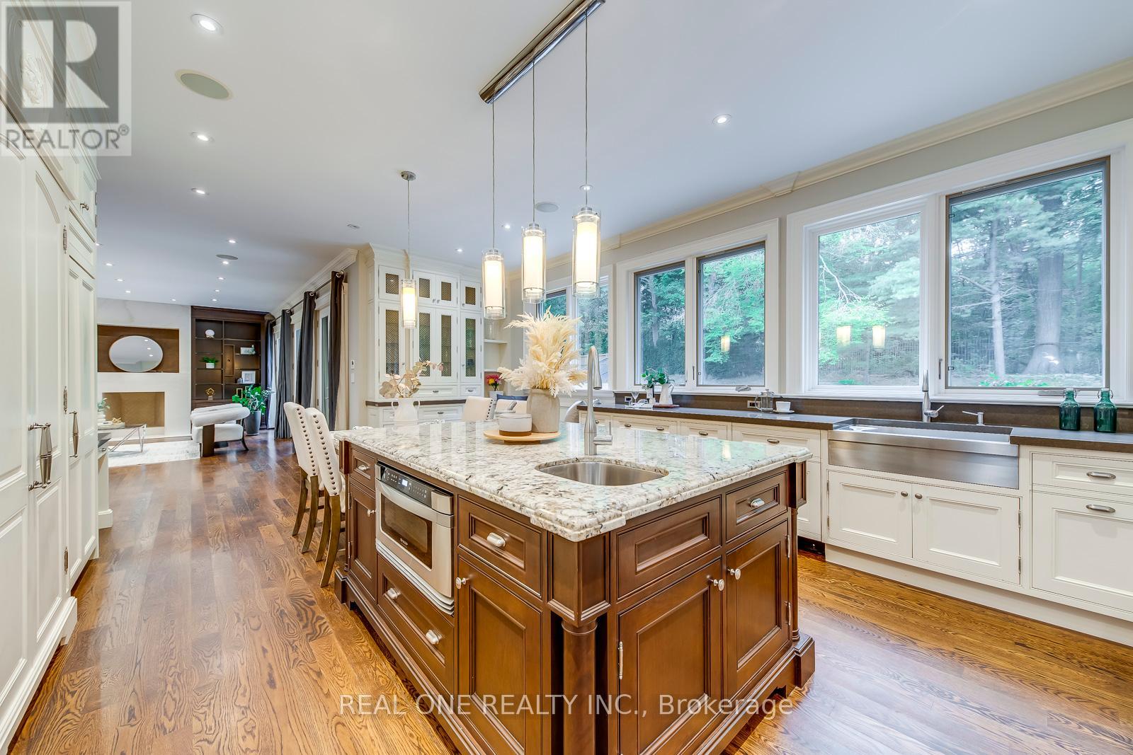 767 Parkland Avenue, Mississauga, Ontario L5H 3G6 - Photo 19 - W12450419