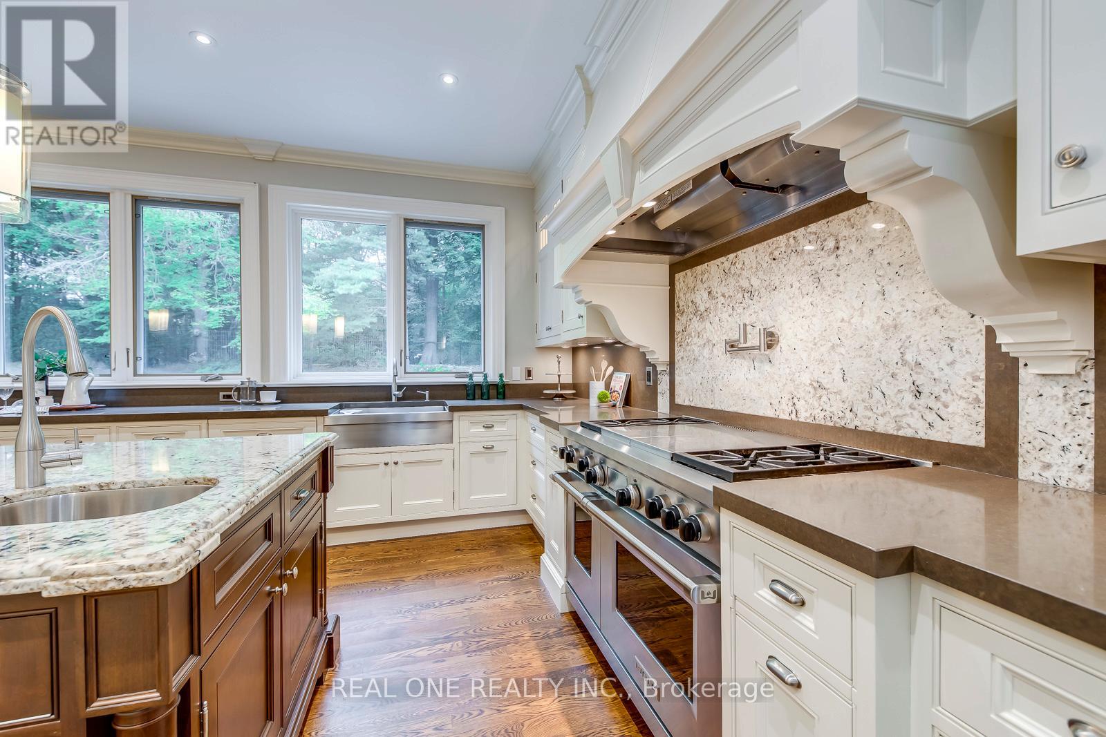 767 Parkland Avenue, Mississauga, Ontario L5H 3G6 - Photo 16 - W12450419