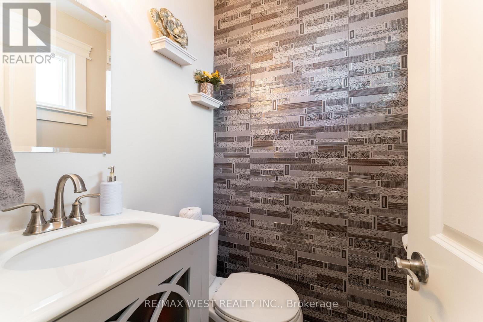 70 Wheatsheaf Crescent, Toronto, Ontario  M3N 1P6 - Photo 12 - W12506628