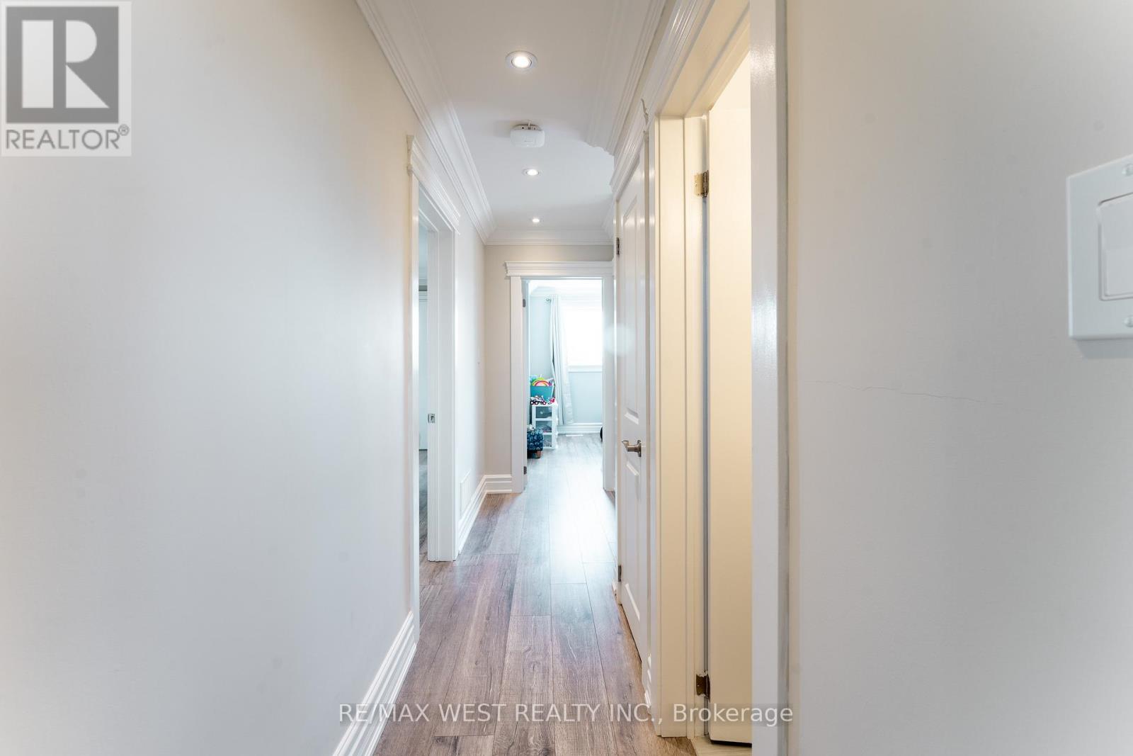 70 Wheatsheaf Crescent, Toronto, Ontario  M3N 1P6 - Photo 16 - W12506628