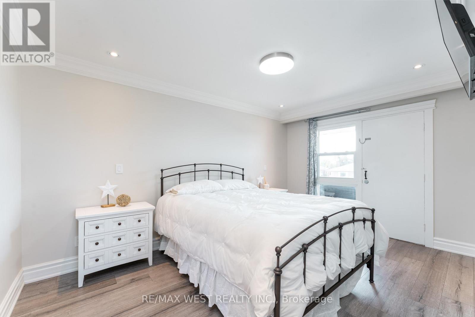 70 Wheatsheaf Crescent, Toronto, Ontario  M3N 1P6 - Photo 18 - W12506628