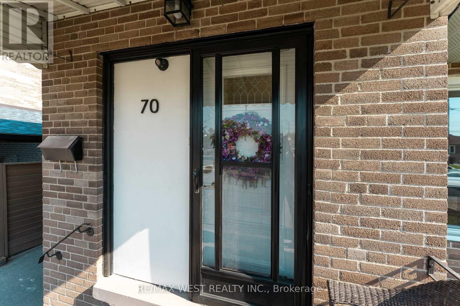 70 Wheatsheaf Crescent, Toronto, Ontario  M3N 1P6 - Photo 3 - W12506628