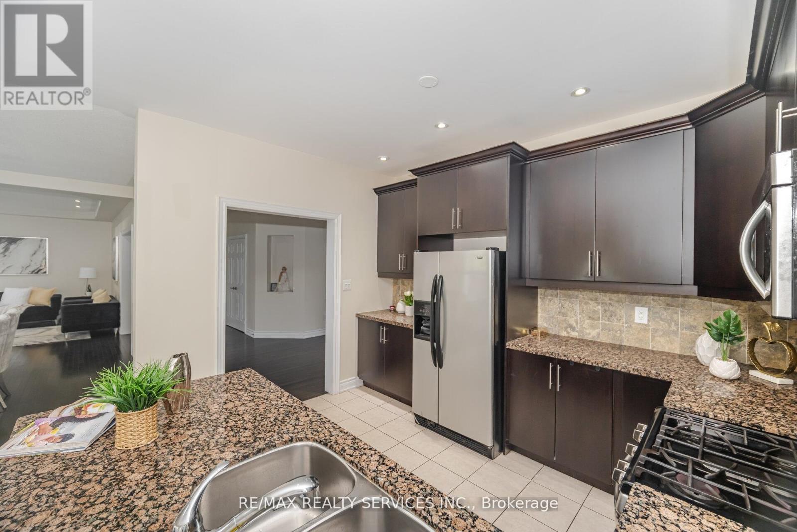 6 Beacon Hill Drive, Brampton, Ontario  L6X 0V6 - Photo 13 - W12506636