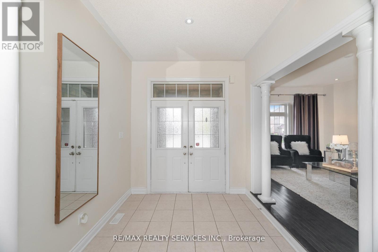 6 Beacon Hill Drive, Brampton, Ontario  L6X 0V6 - Photo 3 - W12506636