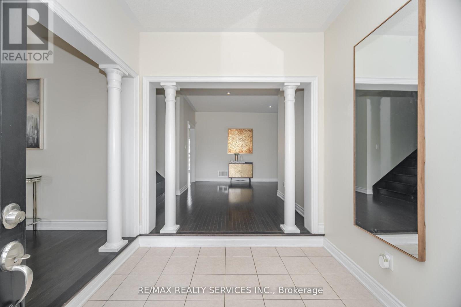 6 Beacon Hill Drive, Brampton, Ontario  L6X 0V6 - Photo 4 - W12506636