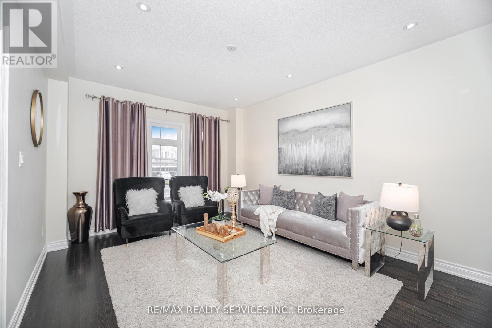 6 Beacon Hill Drive, Brampton, Ontario  L6X 0V6 - Photo 5 - W12506636