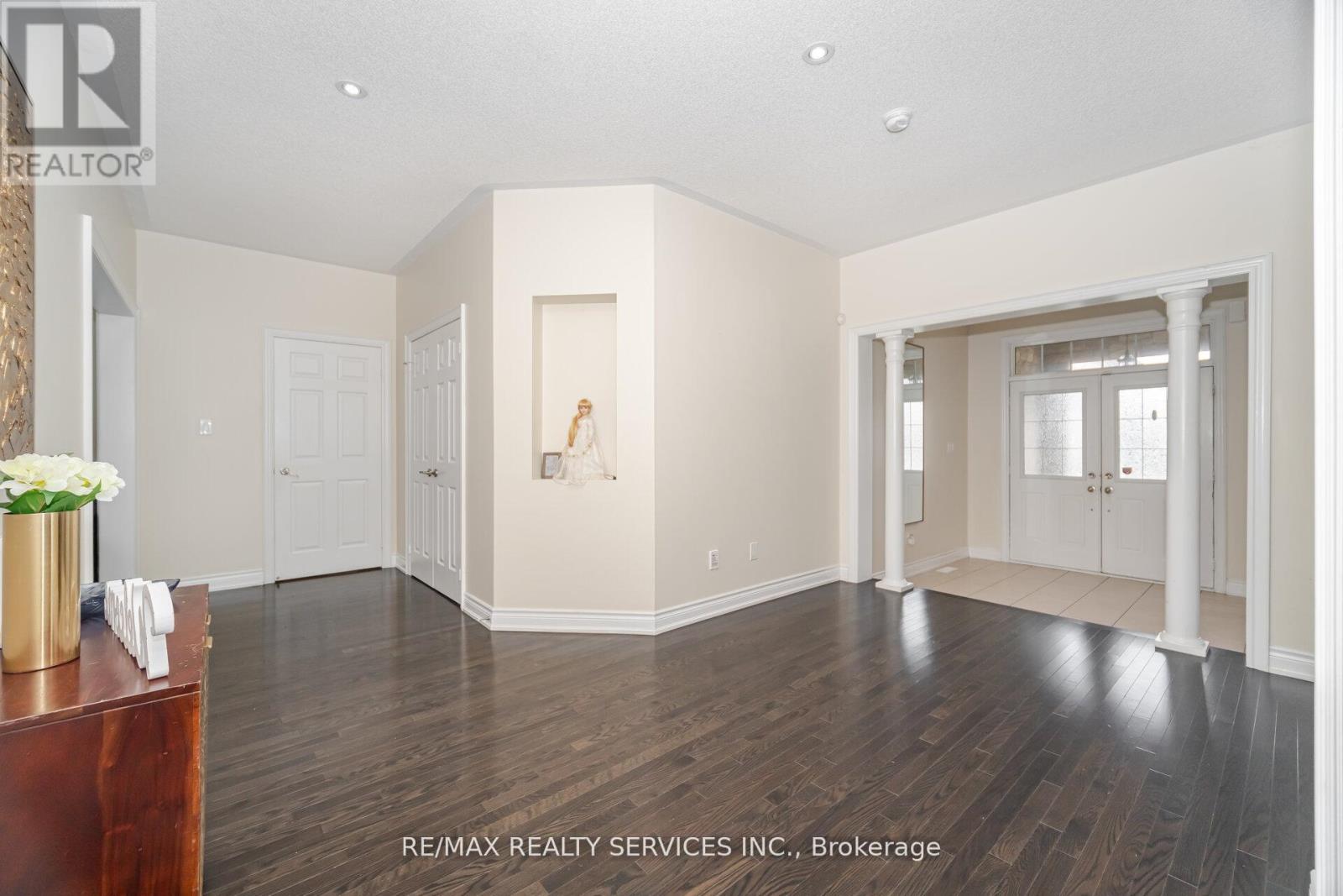 6 Beacon Hill Drive, Brampton, Ontario  L6X 0V6 - Photo 9 - W12506636