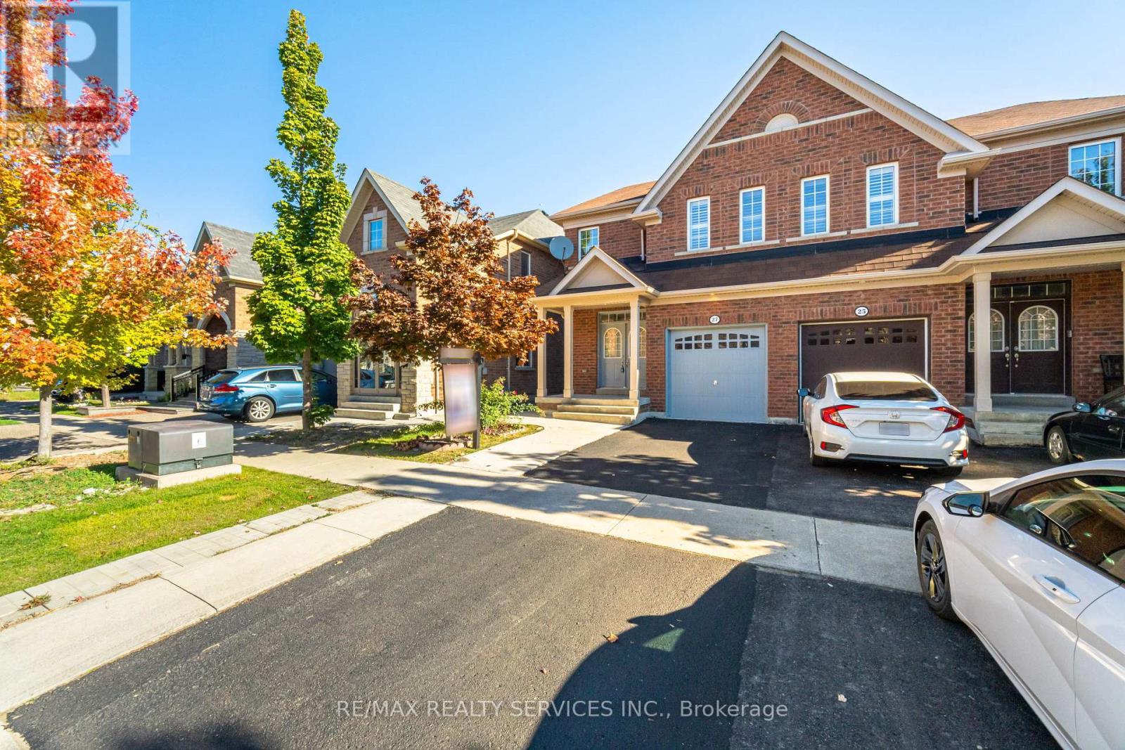 27 Sussexvale Drive, Brampton, Ontario  L6R 3S1 - Photo 4 - W12506648