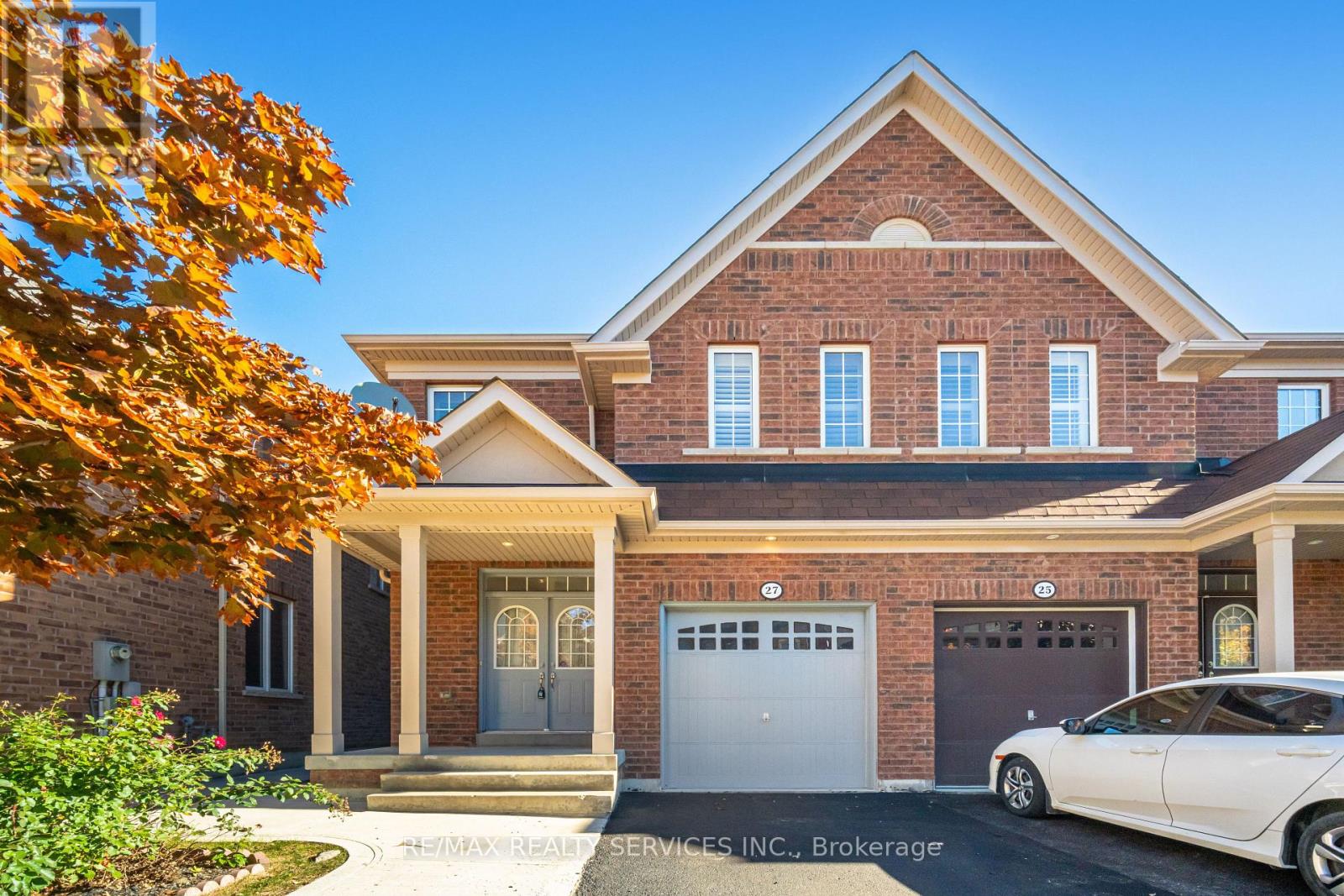 27 Sussexvale Drive, Brampton, Ontario  L6R 3S1 - Photo 5 - W12506648