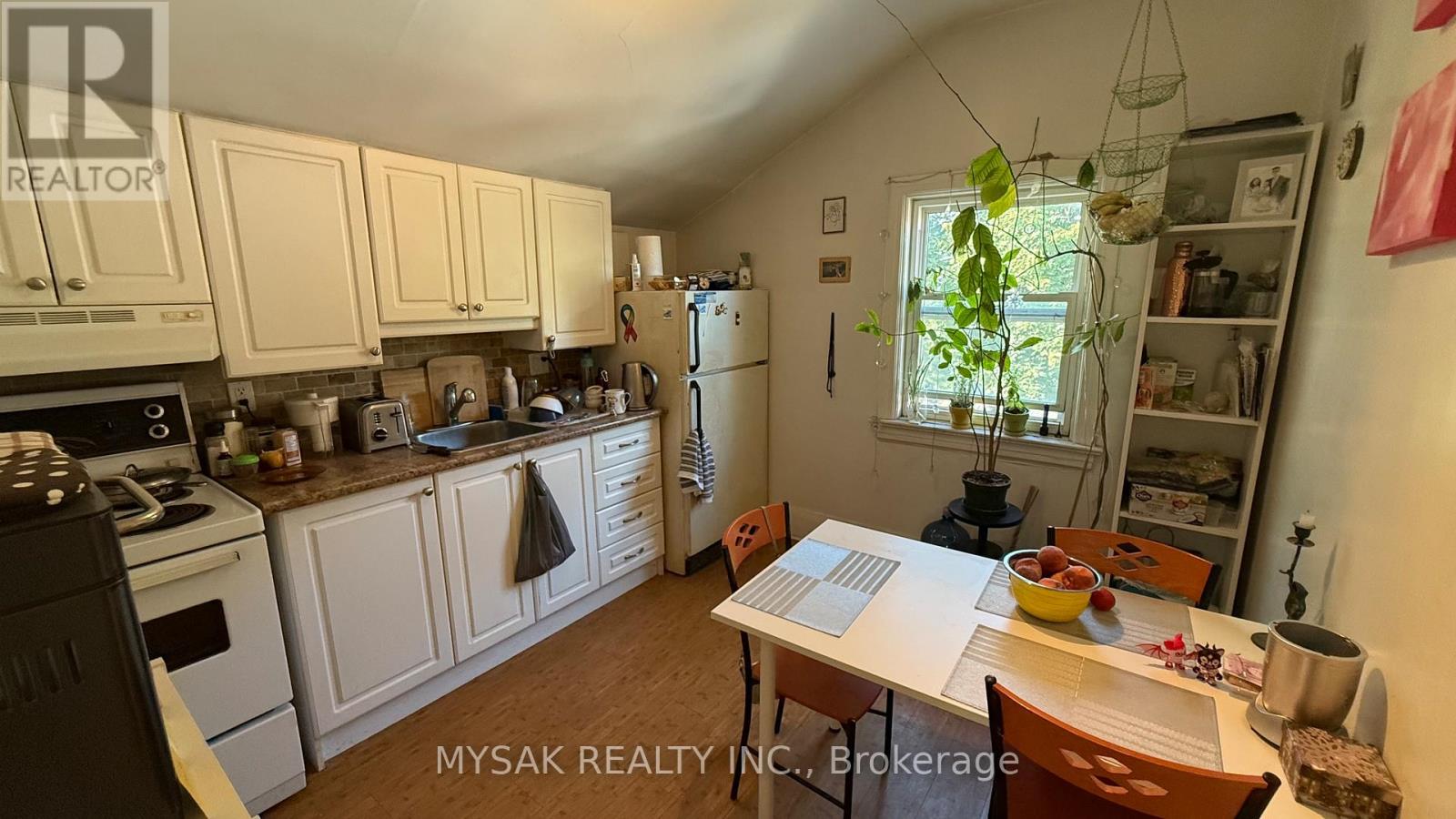 116 Fifth Street, Toronto, Ontario  M8V 2Z3 - Photo 3 - W12506720