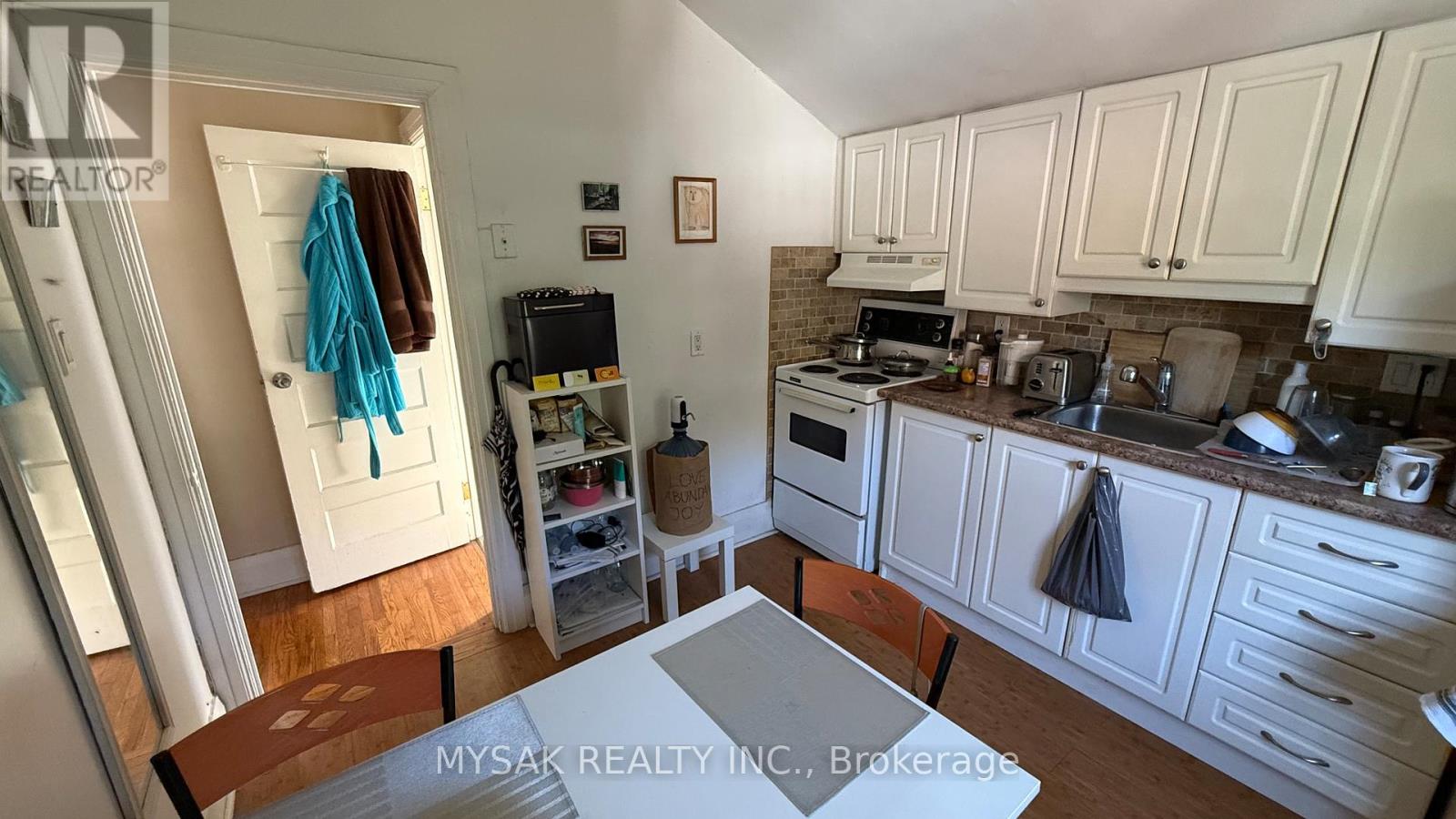 116 Fifth Street, Toronto, Ontario  M8V 2Z3 - Photo 4 - W12506720