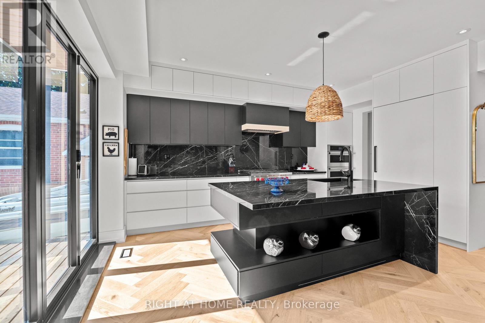 1560 Asgard Drive, Mississauga, Ontario  L5E 2B9 - Photo 11 - W12506914