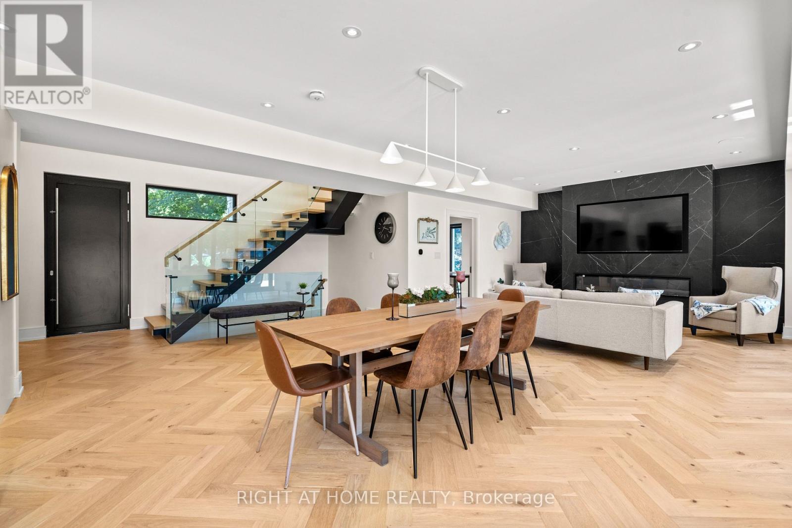 1560 Asgard Drive, Mississauga, Ontario  L5E 2B9 - Photo 12 - W12506914