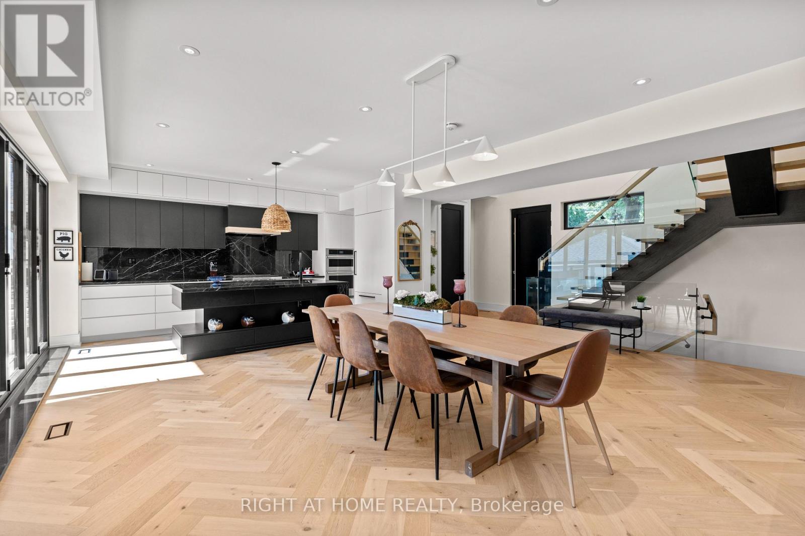 1560 Asgard Drive, Mississauga, Ontario  L5E 2B9 - Photo 13 - W12506914