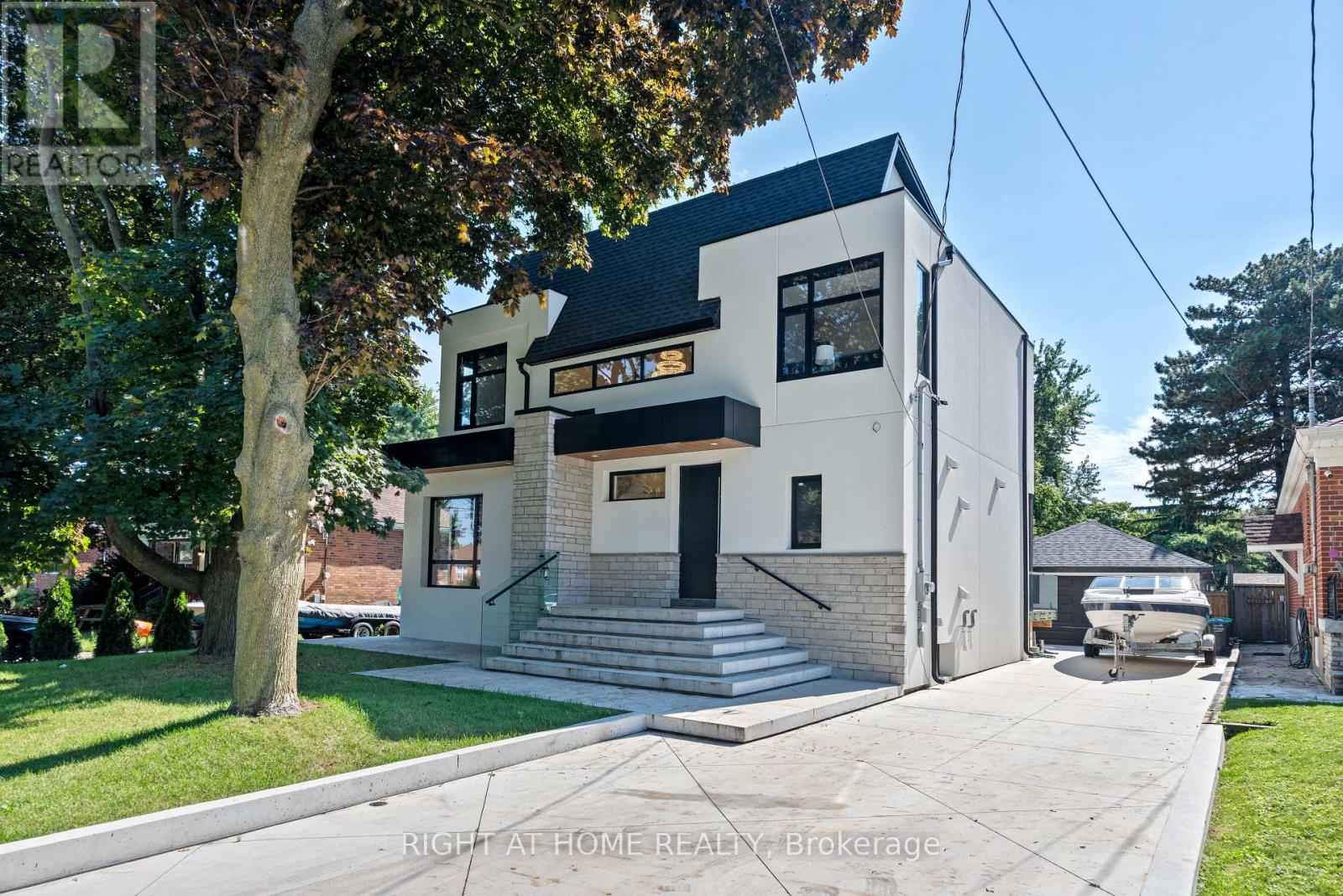 1560 Asgard Drive, Mississauga, Ontario  L5E 2B9 - Photo 2 - W12506914