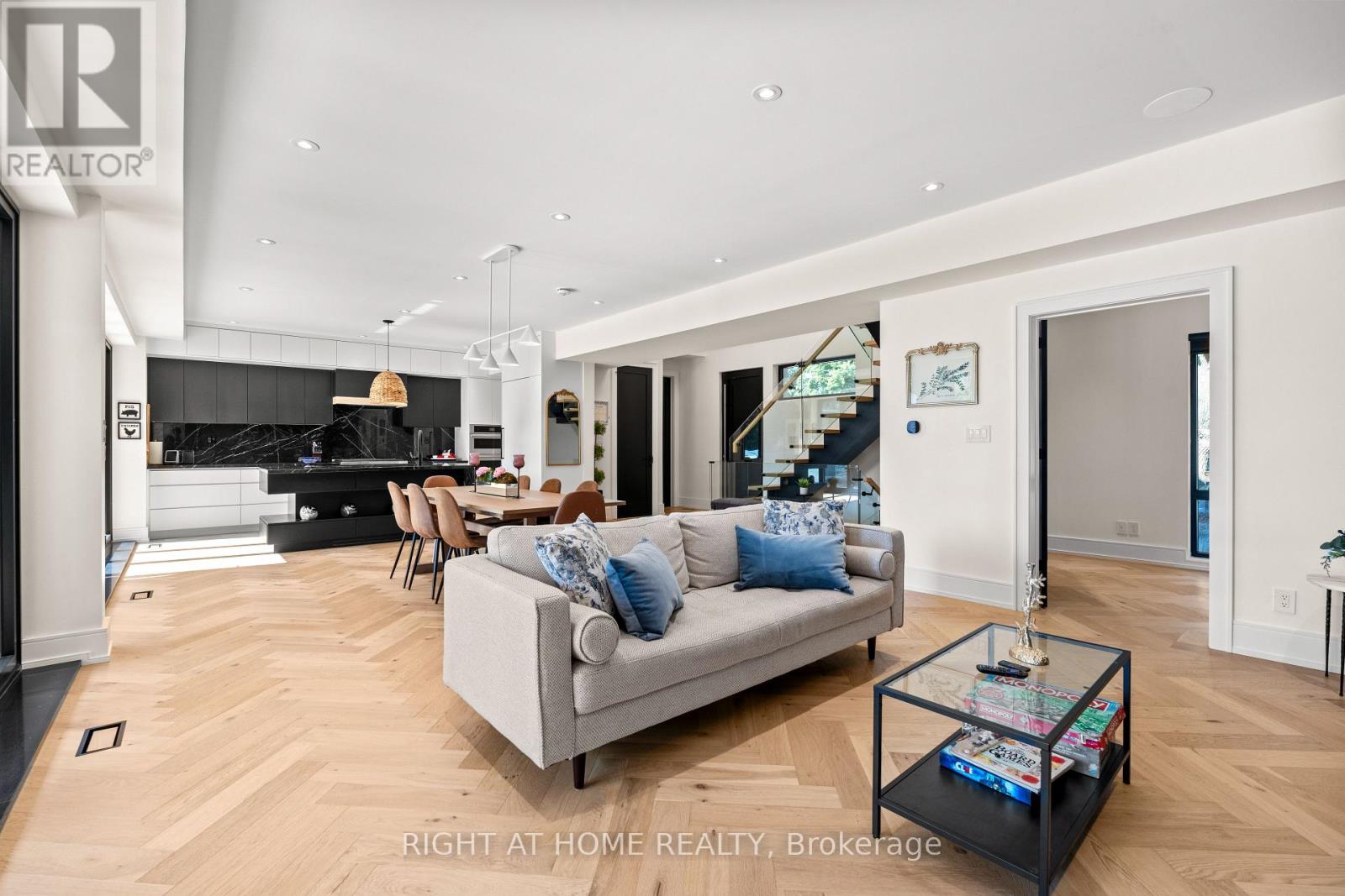 1560 Asgard Drive, Mississauga, Ontario  L5E 2B9 - Photo 4 - W12506914