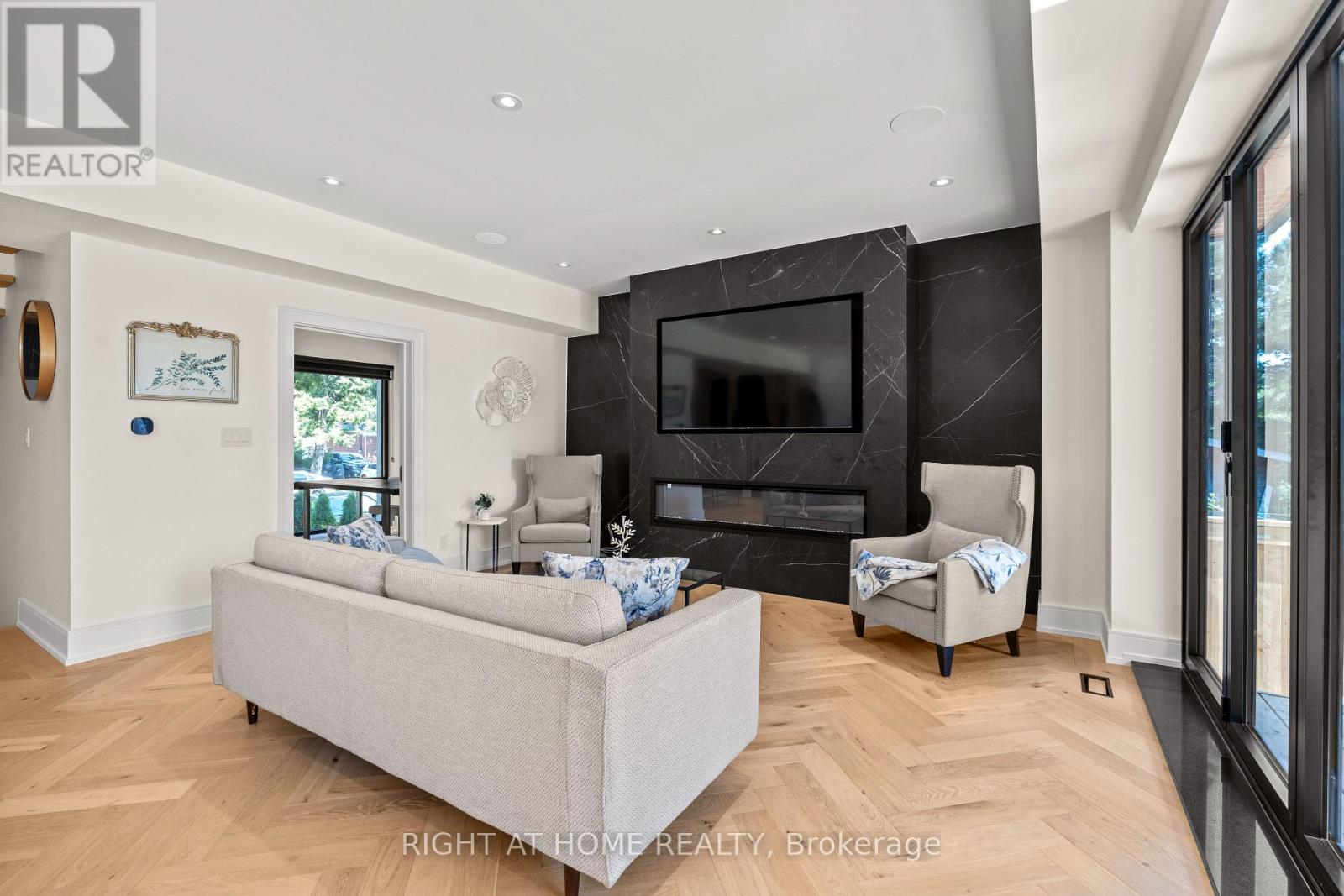 1560 Asgard Drive, Mississauga, Ontario  L5E 2B9 - Photo 5 - W12506914