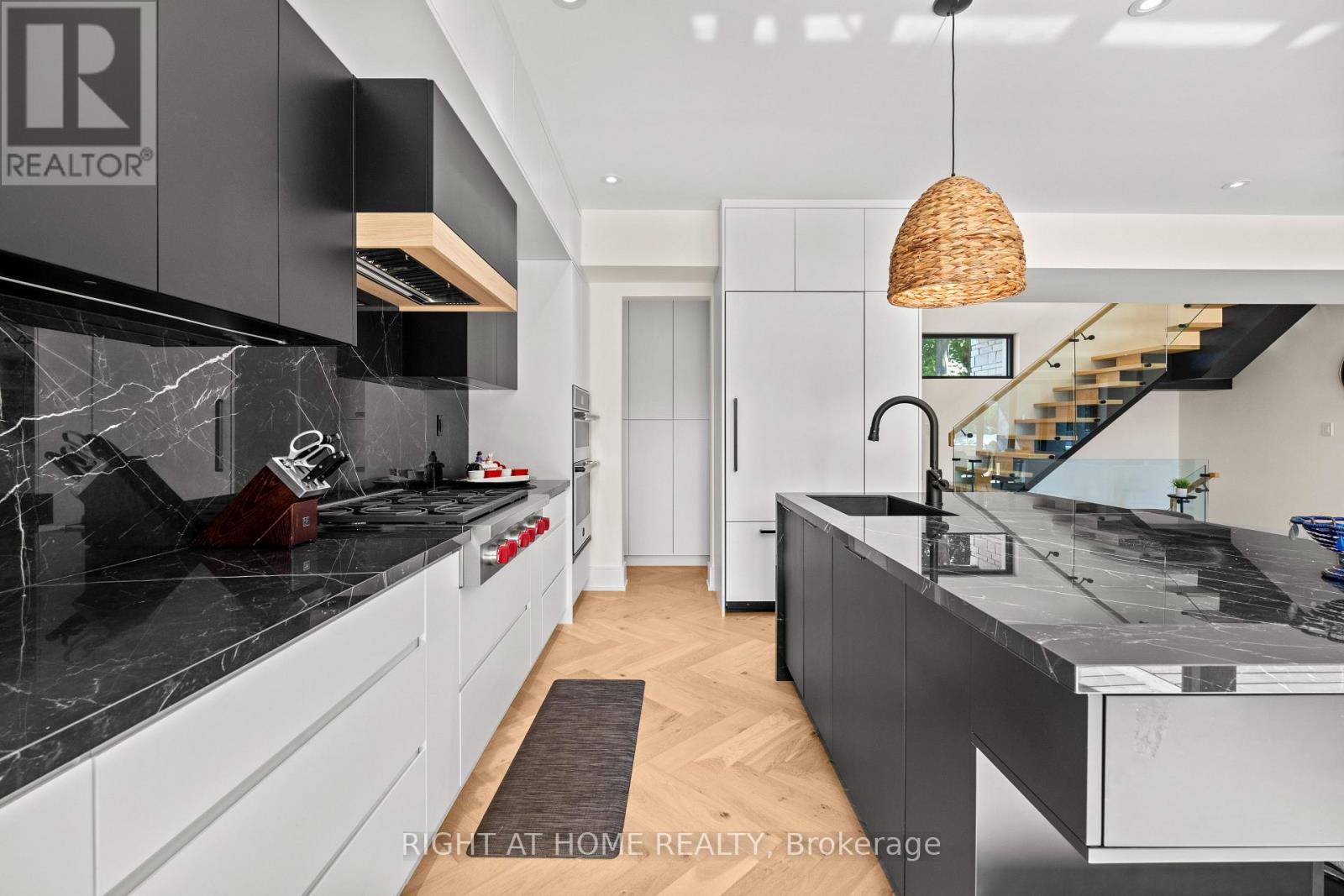 1560 Asgard Drive, Mississauga, Ontario  L5E 2B9 - Photo 8 - W12506914