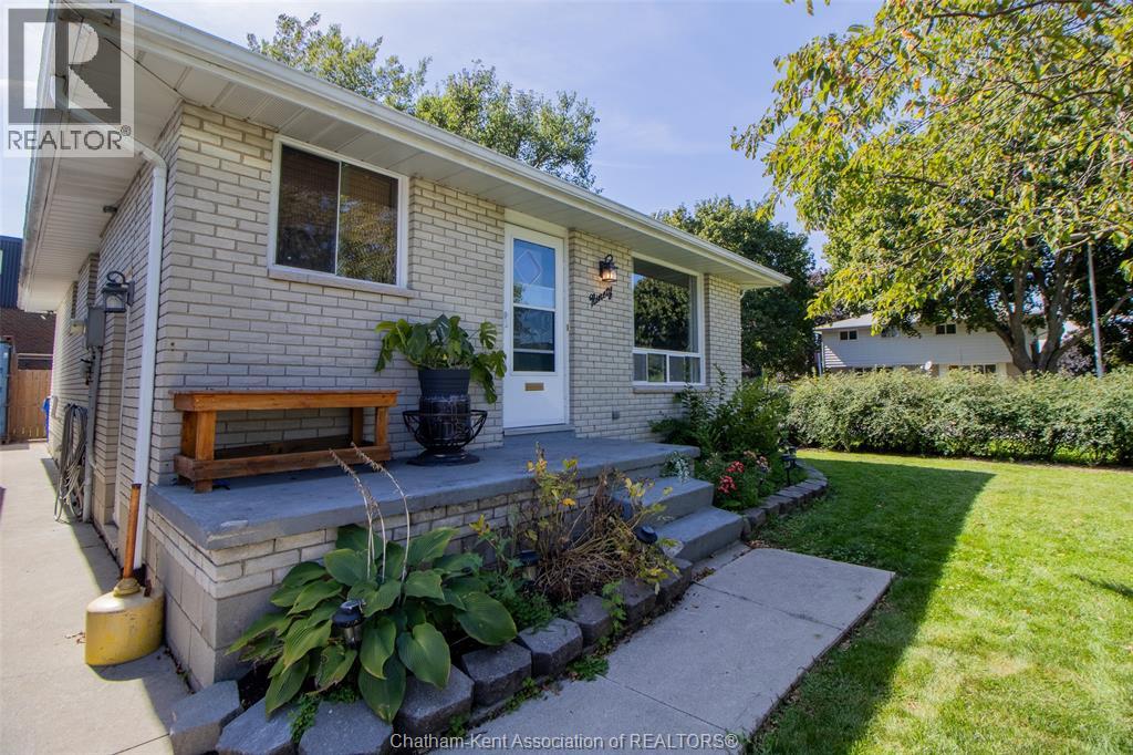 MLS# 25022394: 90 Timmins CRESCENT, Chatham, Canada