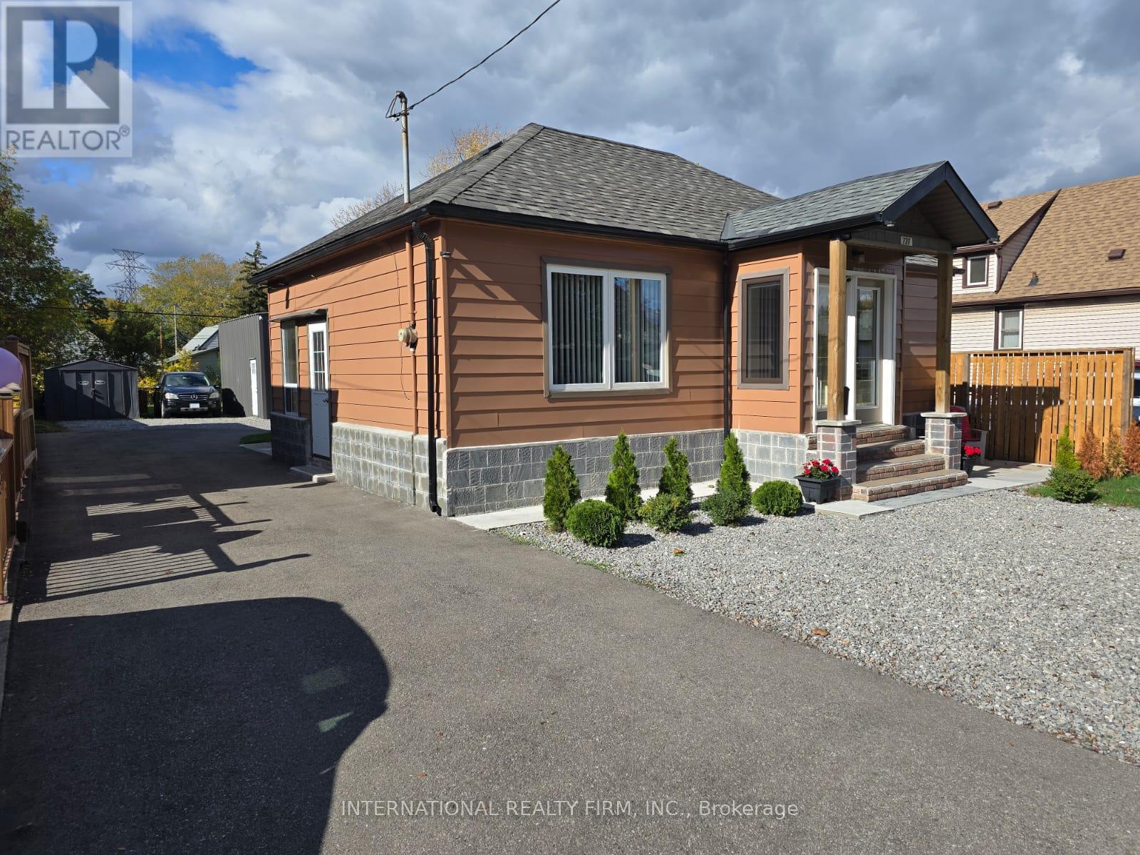 731 Knox Avenue, Hamilton, Ontario  L8H 6K7 - Photo 2 - X12506760