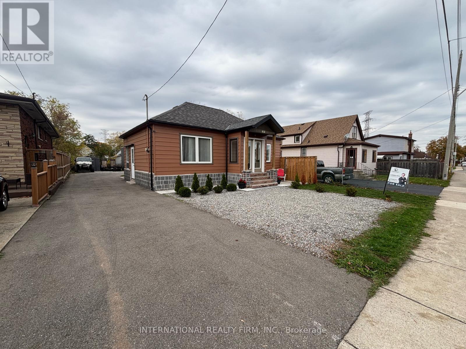 731 Knox Avenue, Hamilton, Ontario  L8H 6K7 - Photo 3 - X12506760