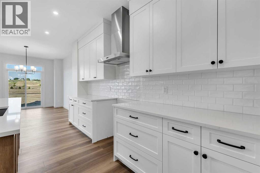 127 Heritage Court, Cochrane, Alberta  T4C 2N4 - Photo 2 - A2268454