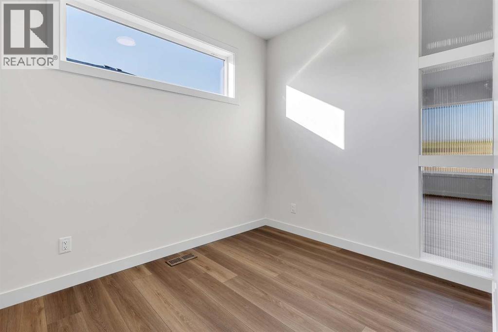 127 Heritage Court, Cochrane, Alberta  T4C 2N4 - Photo 16 - A2268454