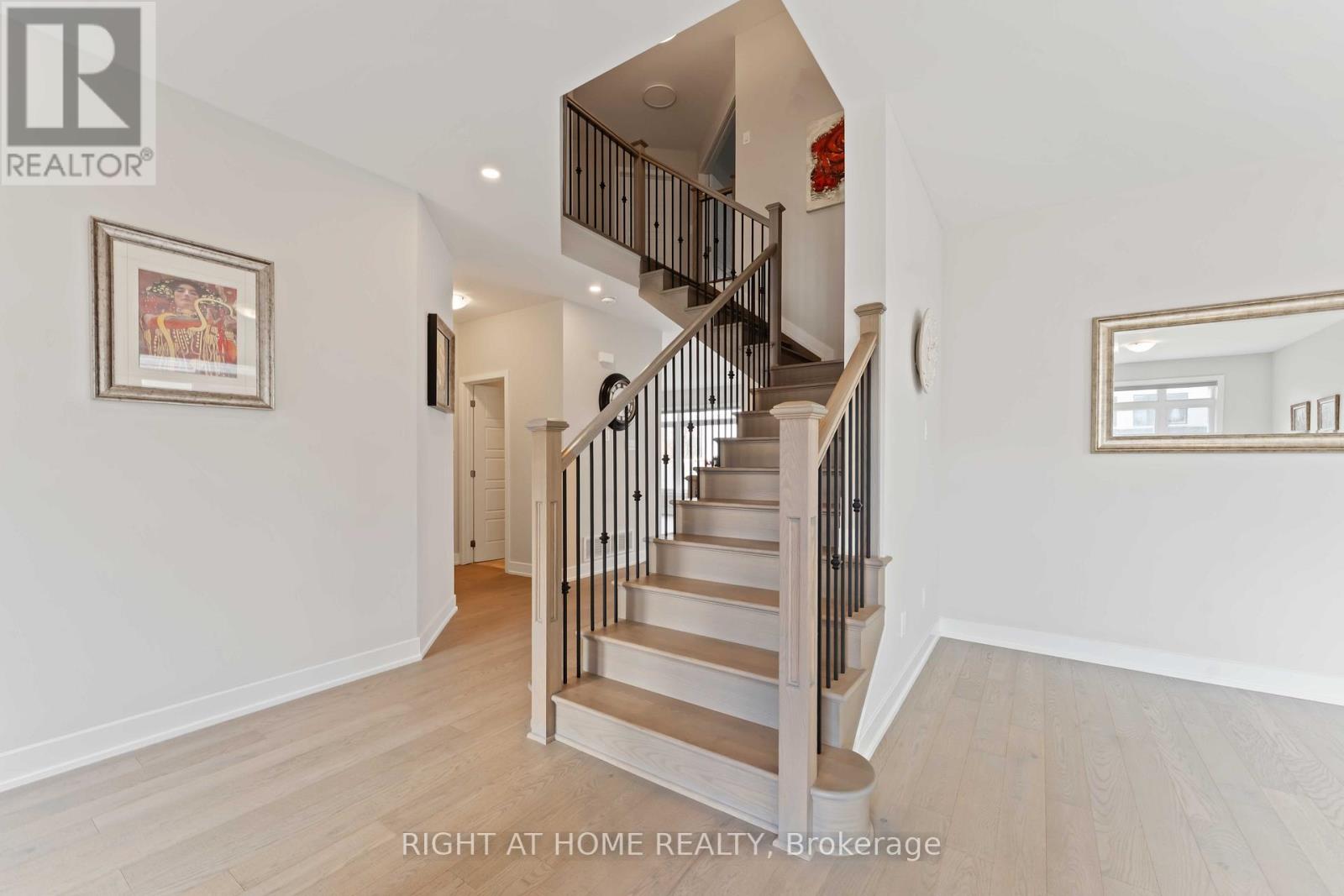 203 Osterley Way, Ottawa, Ontario  K2S 2N6 - Photo 4 - X12507434