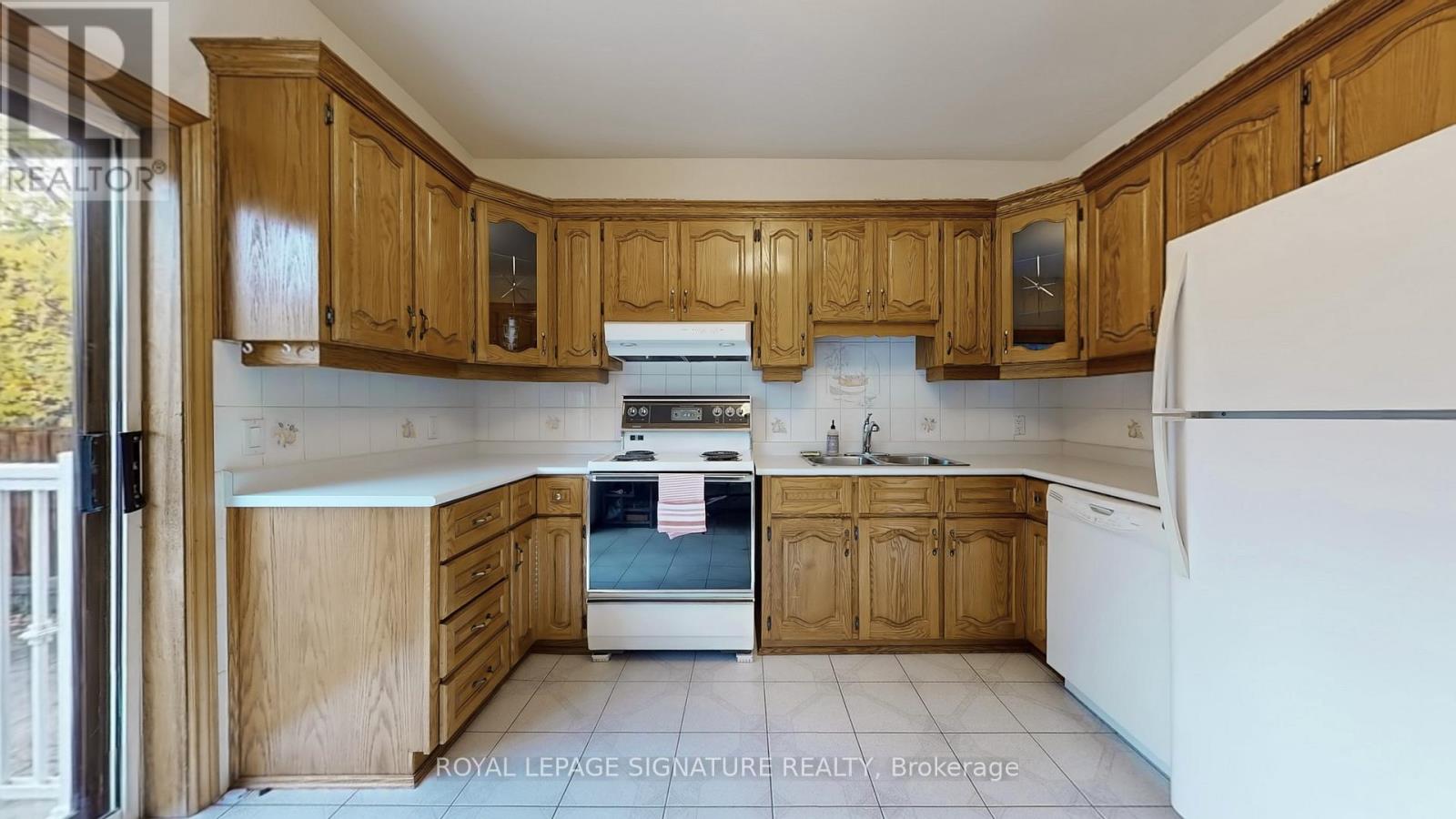 Main - 189 Beatrice Street, Toronto, Ontario  M6Y 3E9 - Photo 2 - C12507074