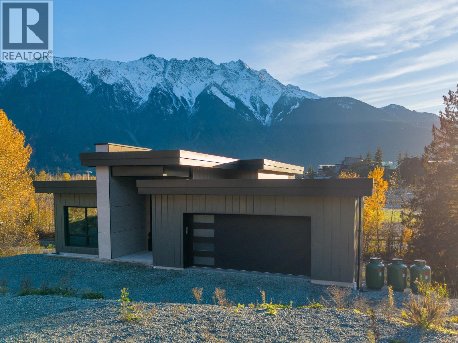 7653 Seven O'clock Drive, Pemberton, British Columbia  V0N 2L3 - Photo 2 - R3064259