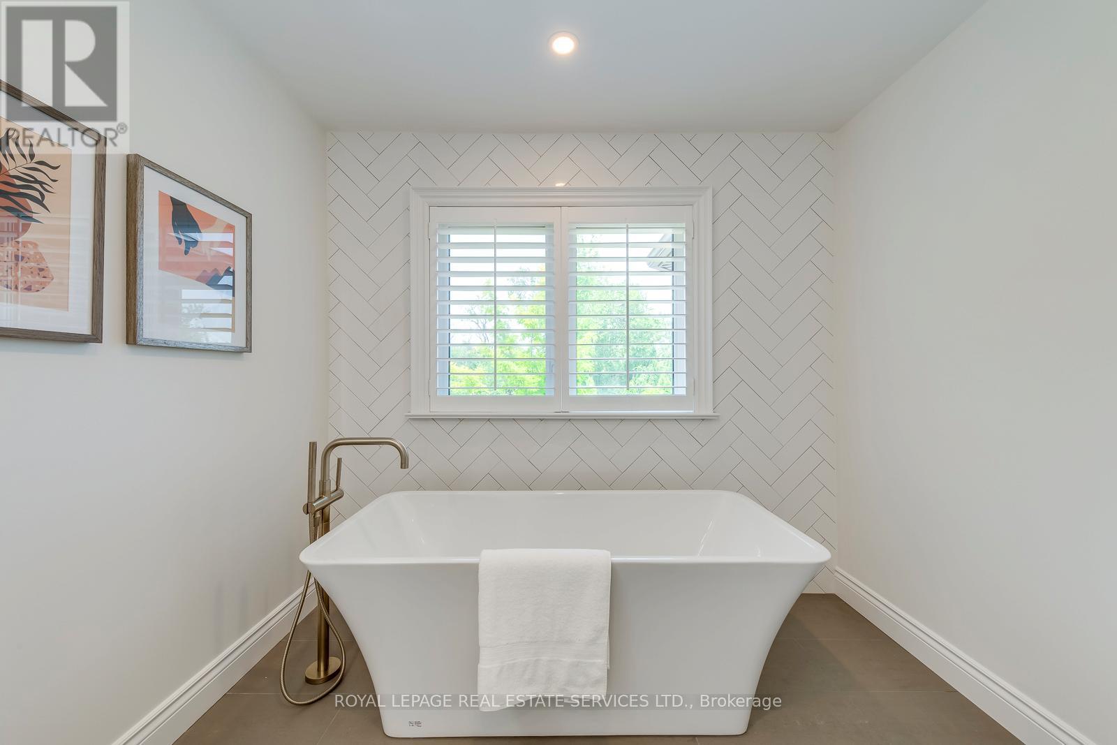 1387 Bayshire Drive, Oakville, Ontario  L6H 6E7 - Photo 34 - W12507020