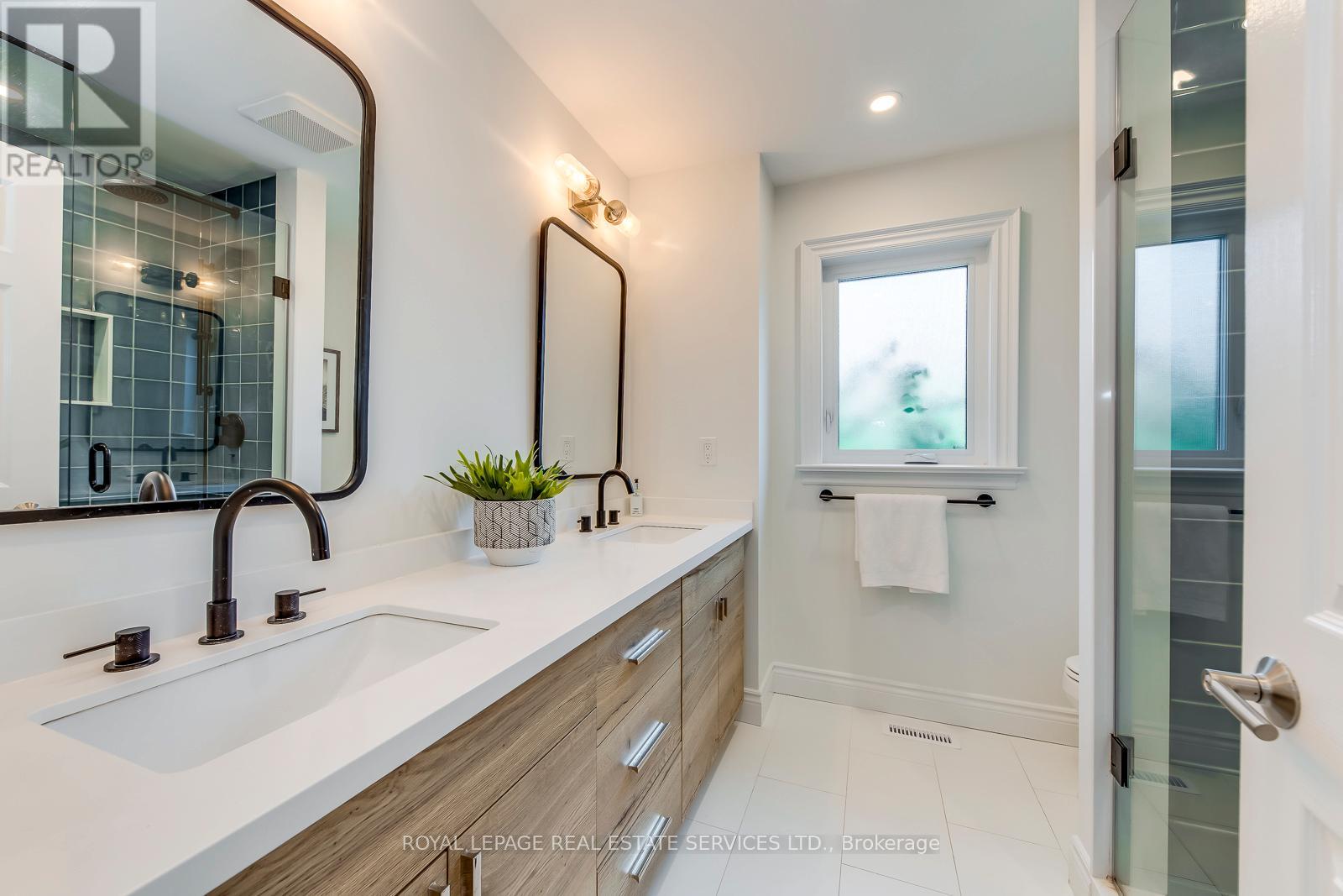 1387 Bayshire Drive, Oakville, Ontario  L6H 6E7 - Photo 38 - W12507020