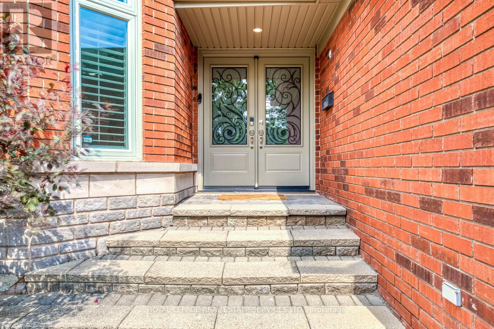 1387 Bayshire Drive, Oakville, Ontario  L6H 6E7 - Photo 8 - W12507020