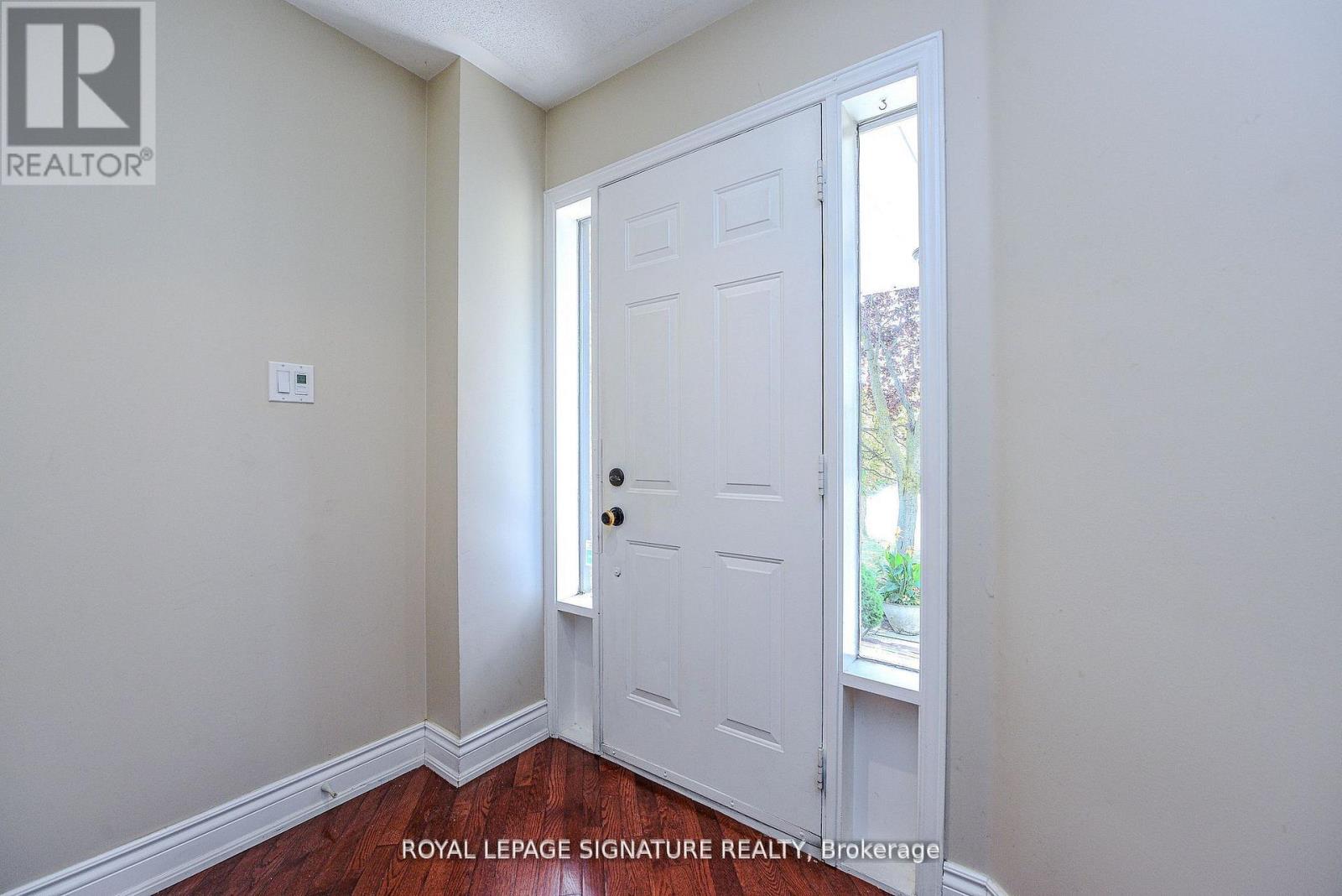 2547 Raglan Court, Mississauga, Ontario  L5M 5L5 - Photo 2 - W12507040