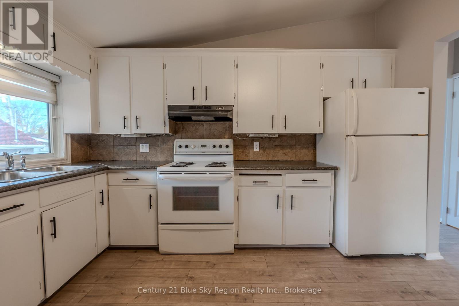 1083 Metcalfe Street, North Bay, Ontario  P1B 2R2 - Photo 9 - X12507736