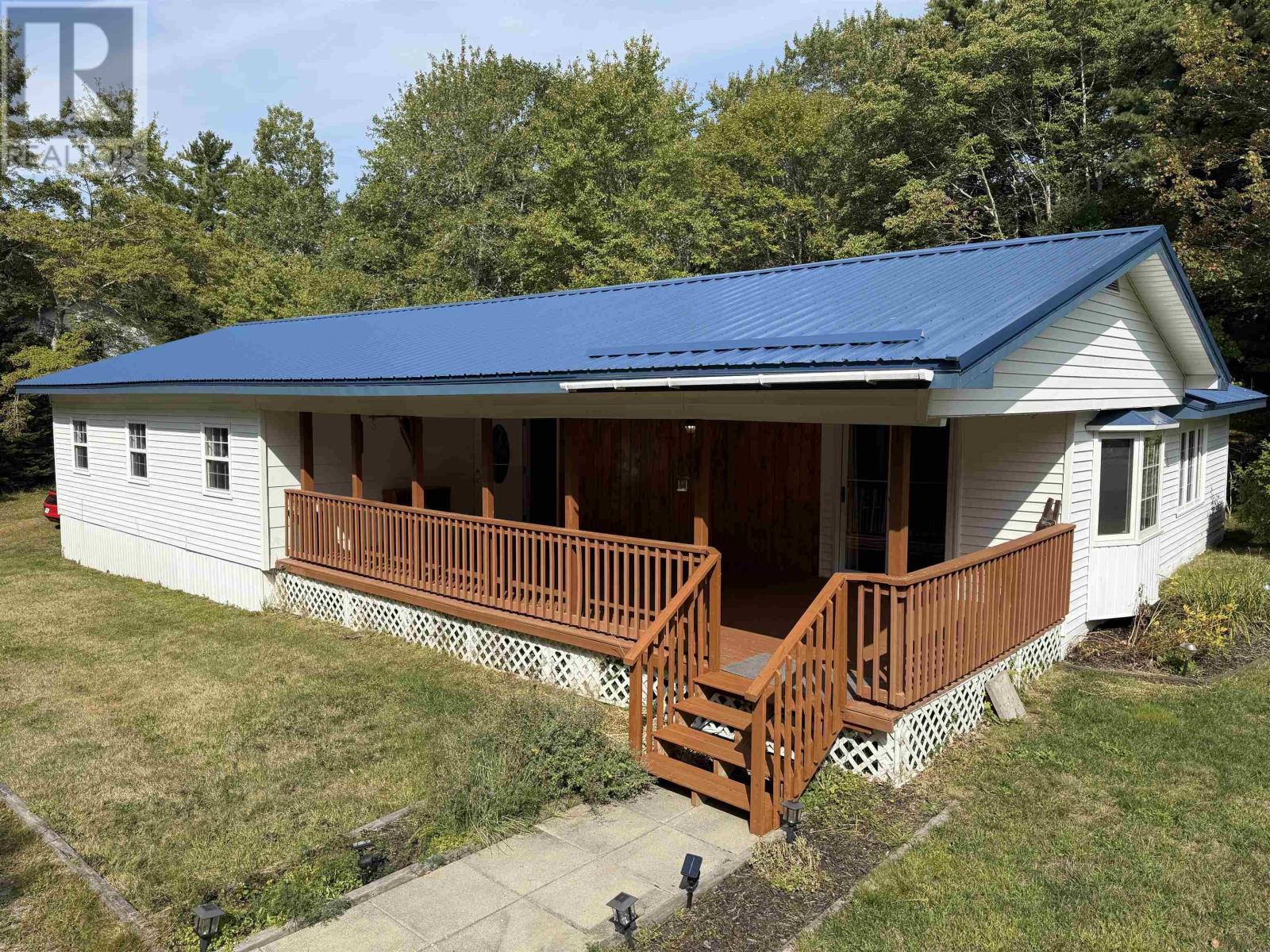 101 Annapolis Road, Shelburne, Nova Scotia  B0T 1W0 - Photo 2 - 202523606