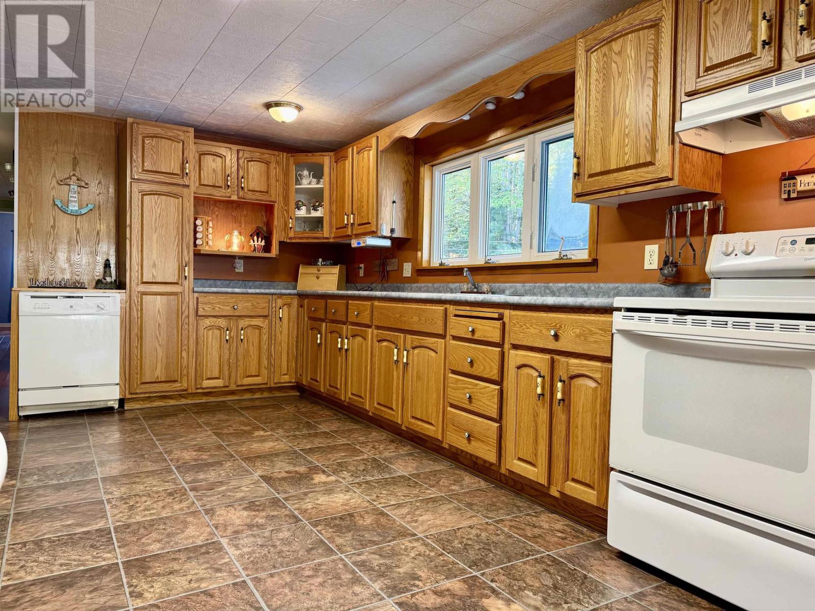 101 Annapolis Road, Shelburne, Nova Scotia  B0T 1W0 - Photo 5 - 202523606