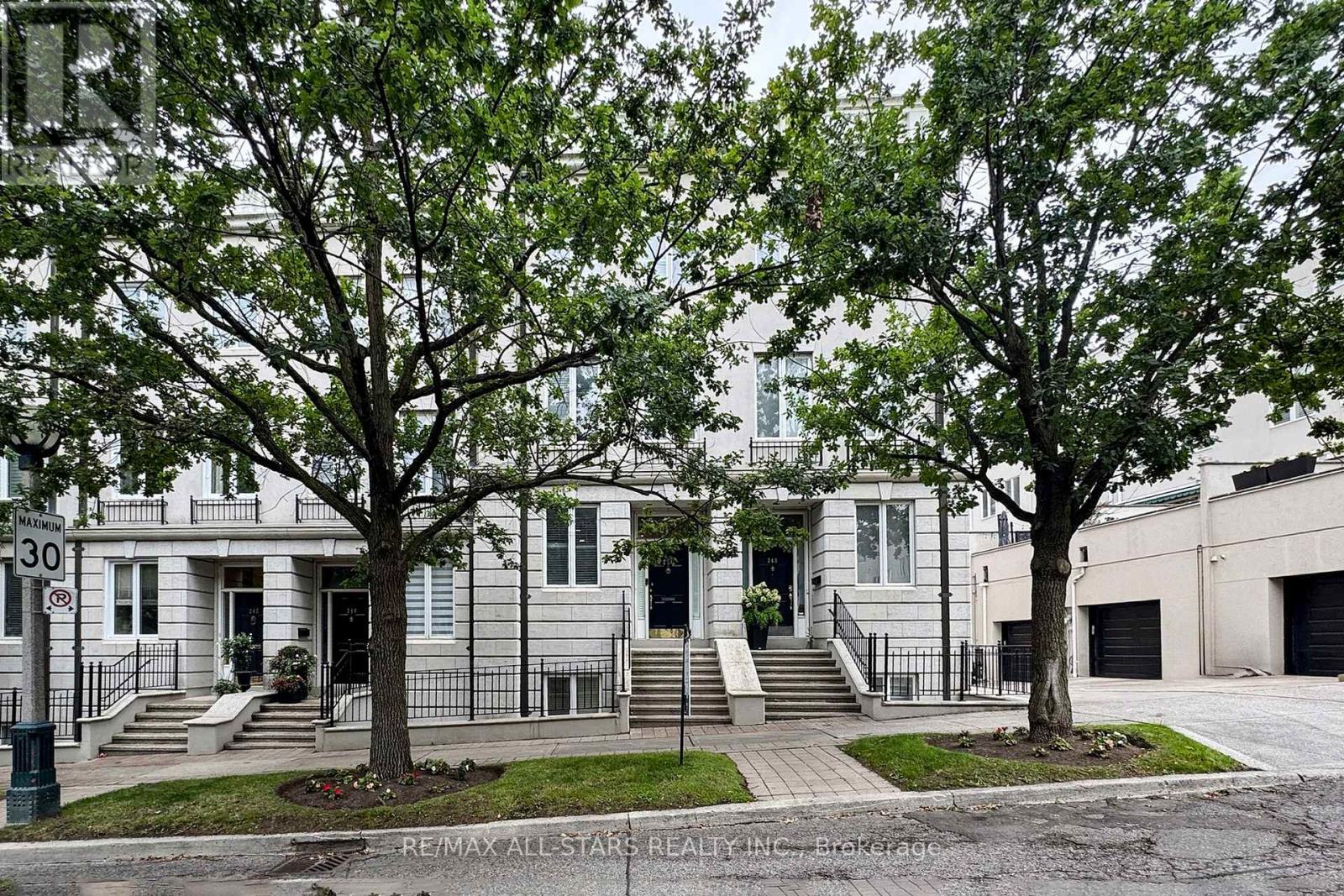 246 WALMER ROAD, Toronto, Ontario