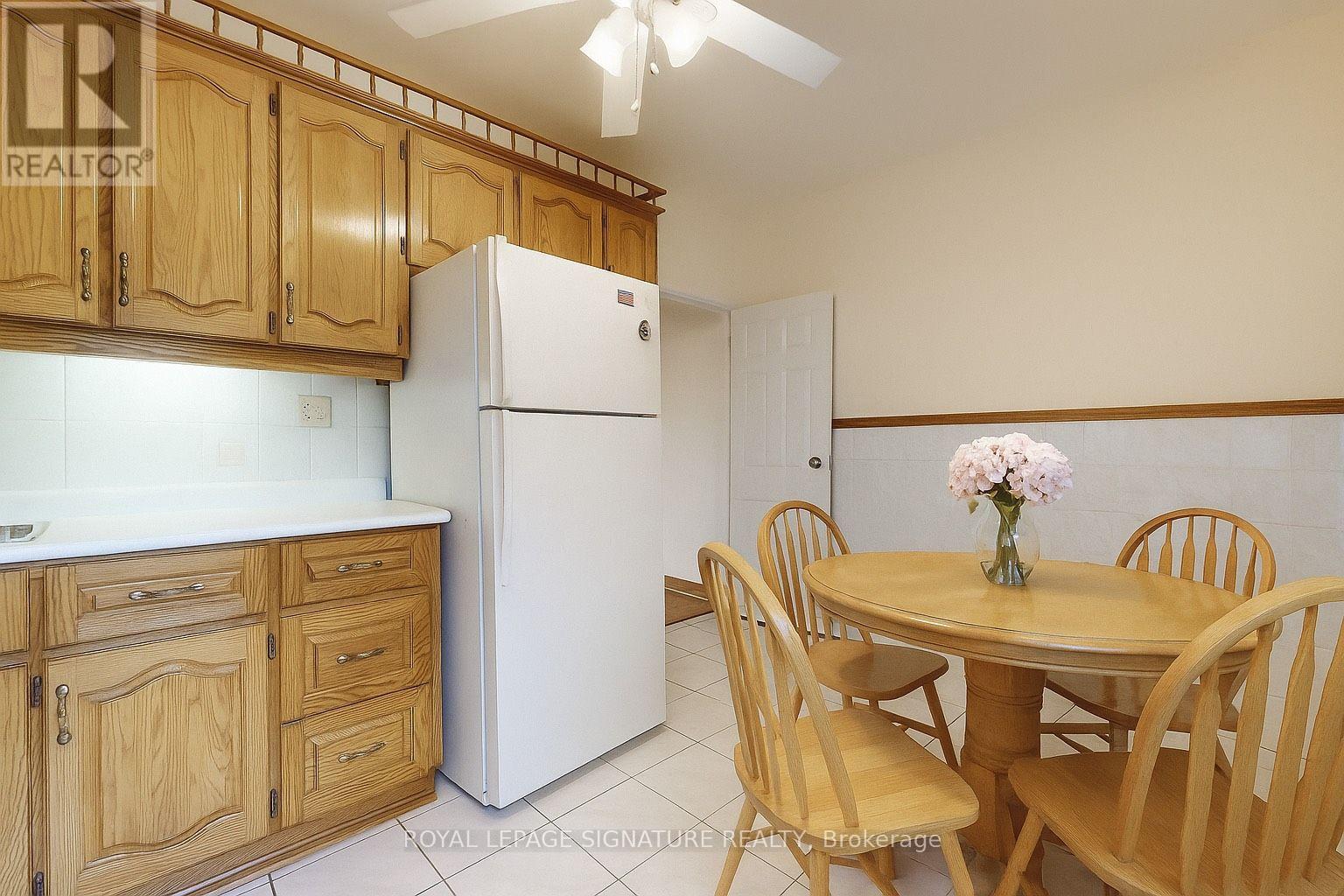 Upper - 189 Beatrice Street, Toronto, Ontario  M6Y 3E9 - Photo 3 - C12507272