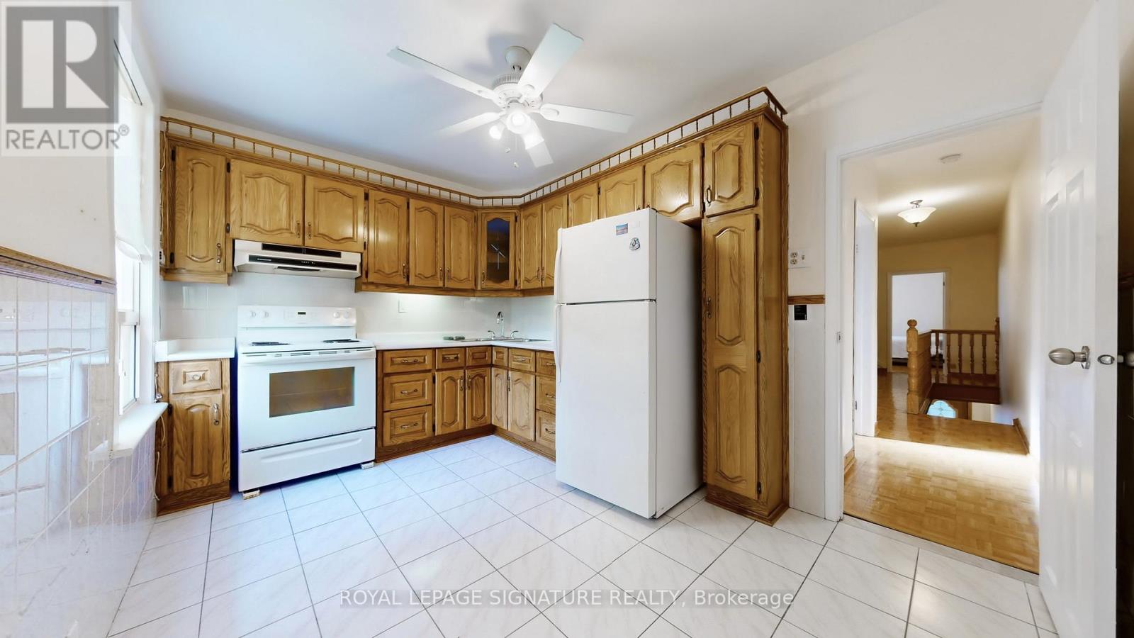 Upper - 189 Beatrice Street, Toronto, Ontario  M6Y 3E9 - Photo 4 - C12507272