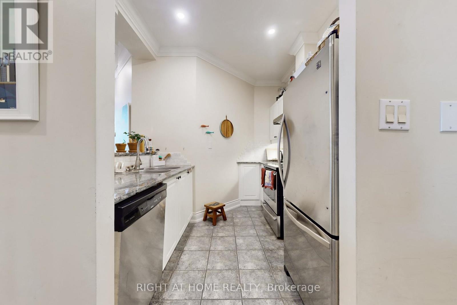 308 - 1 Leaside Park Drive, Toronto, Ontario  M4H 1R1 - Photo 12 - C12507298