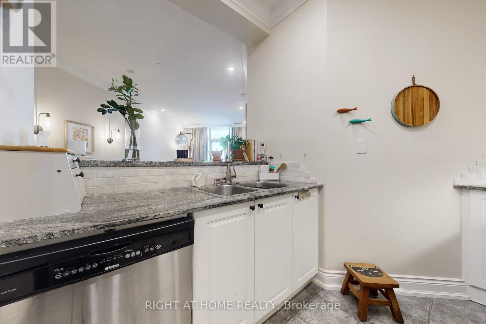 308 - 1 Leaside Park Drive, Toronto, Ontario  M4H 1R1 - Photo 13 - C12507298